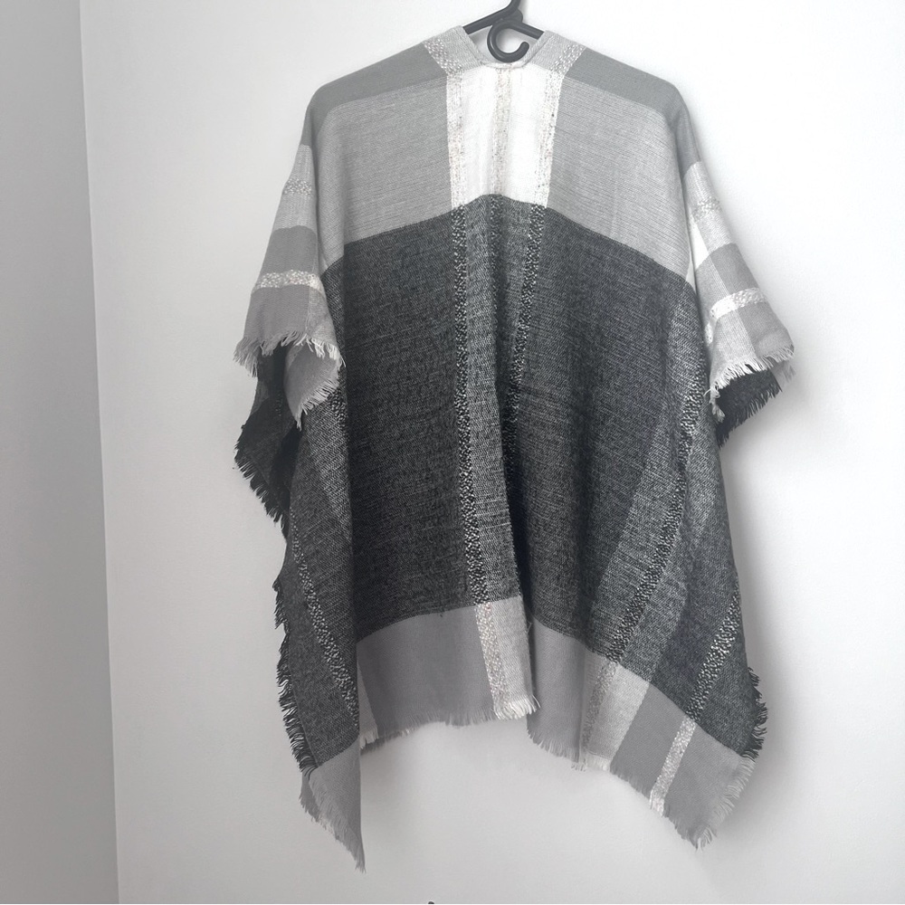 Francesca's Gray and White plaid Wrap OS Shaw - Picture 2 of 6
